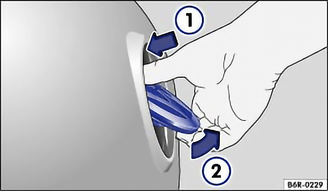 Fig. 30 Opening the tailgate from the outside