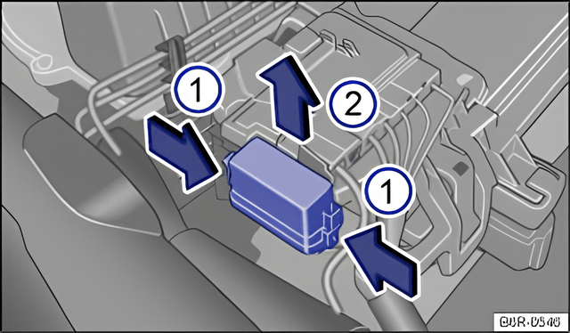 Fig. 175 In the front left of the engine compartment: fuse box cover